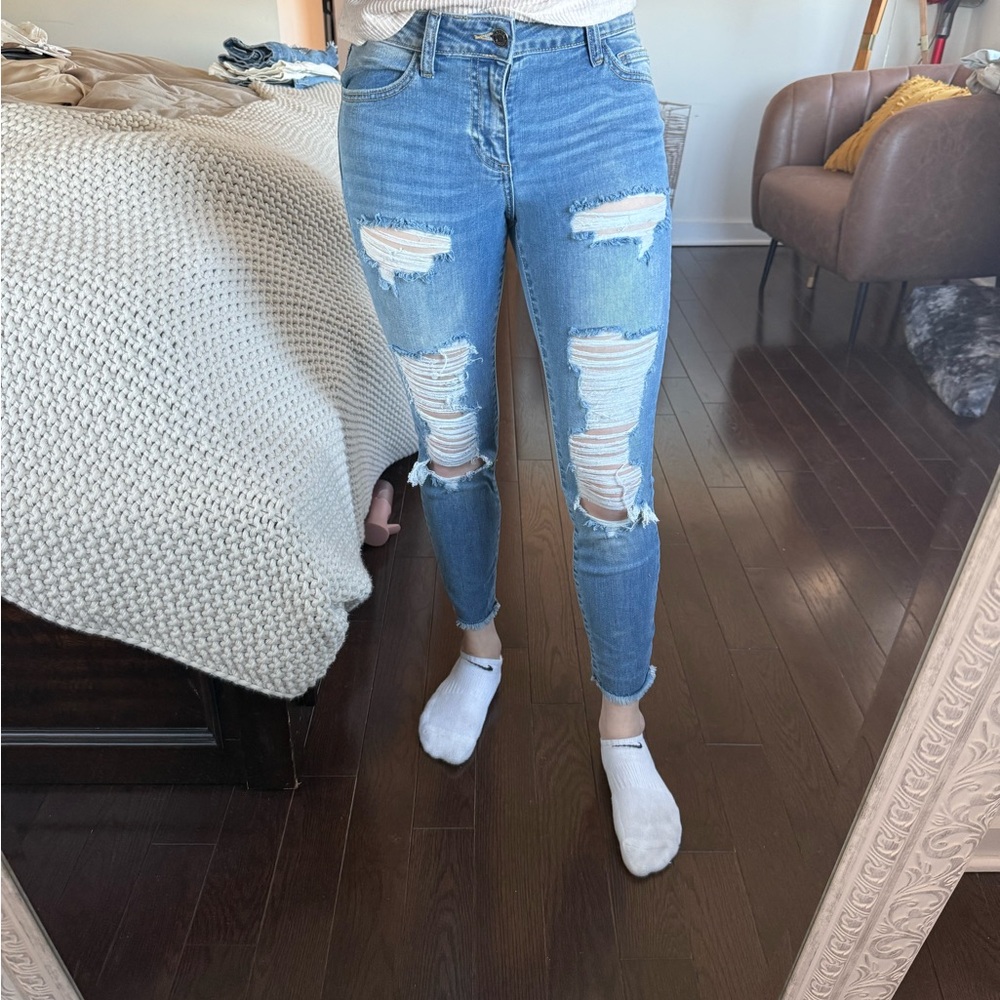 Nanamacs Boutique Cello size 3 Light Blue Distressed Skinny Jeans - Women